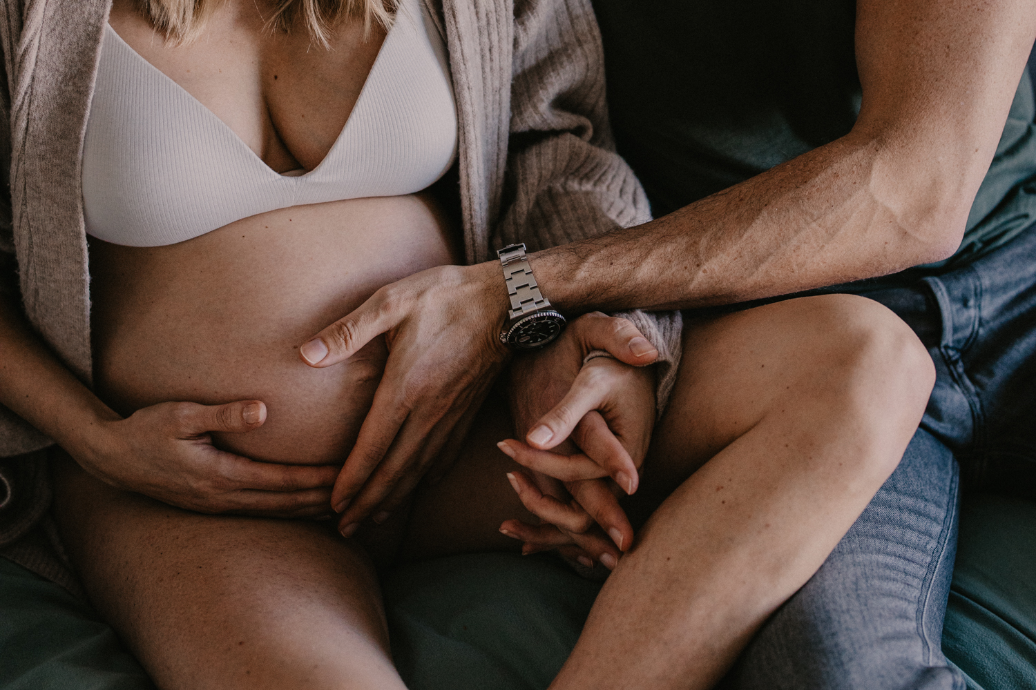 Werdende Eltern streicheln den Babybauch Schwangerschaftsfotografie Shalynn Crawford Tübingen