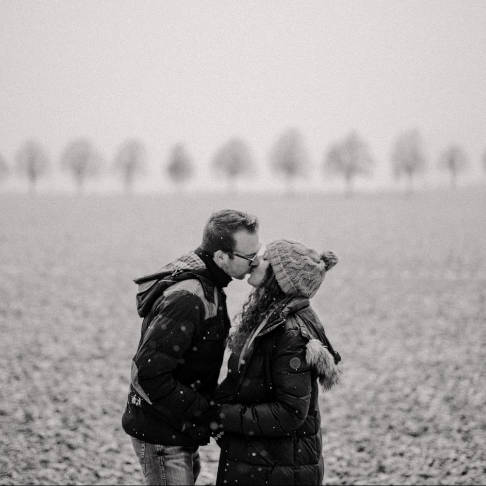 Werdende Eltern küssen sich Schwangerschaftsfotografie Shalynn Crawford Tübingen