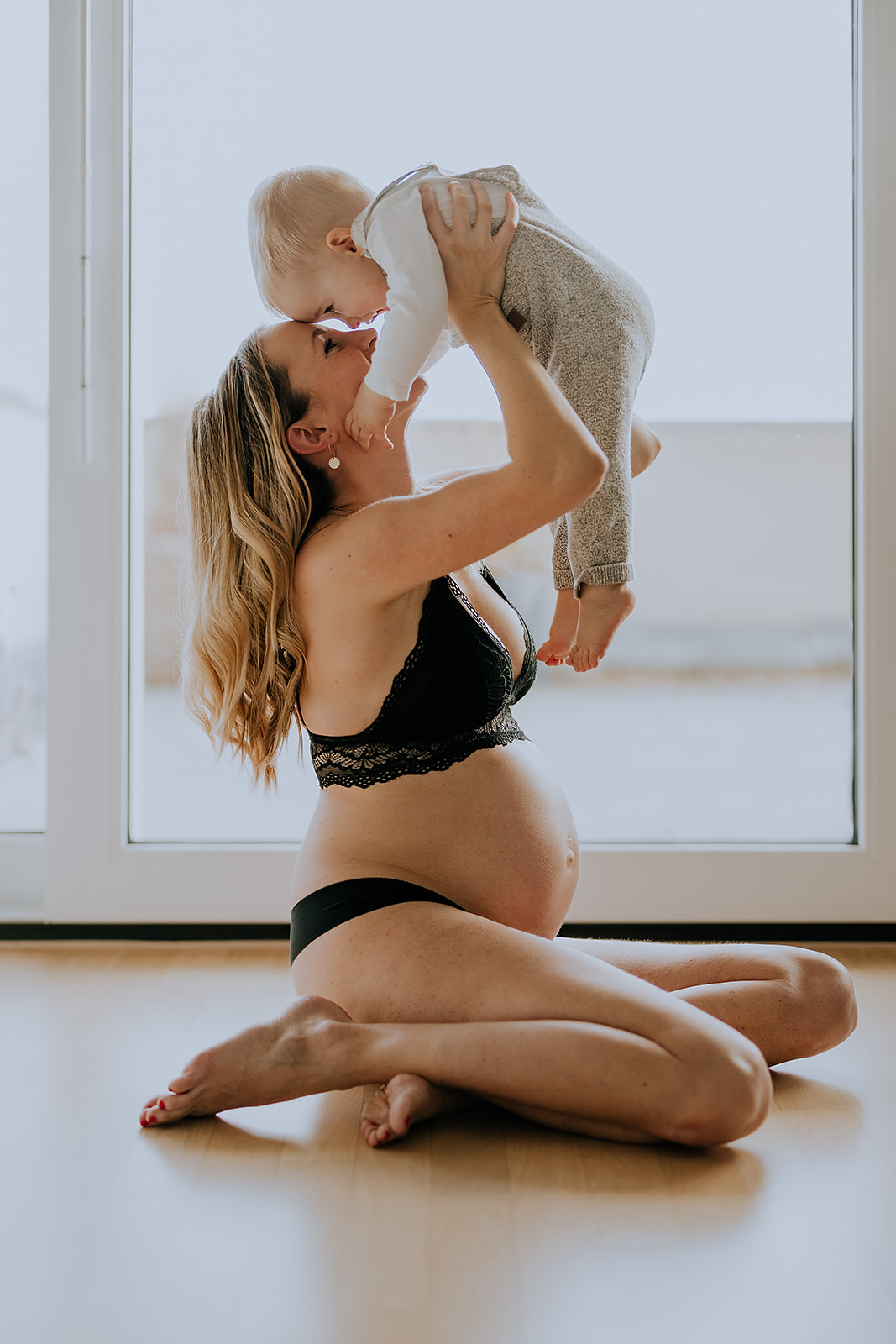 Schwangere Mama hat Spaß mit Baby Schwangerschaftsfotografie Shalynn Crawford Tübingen