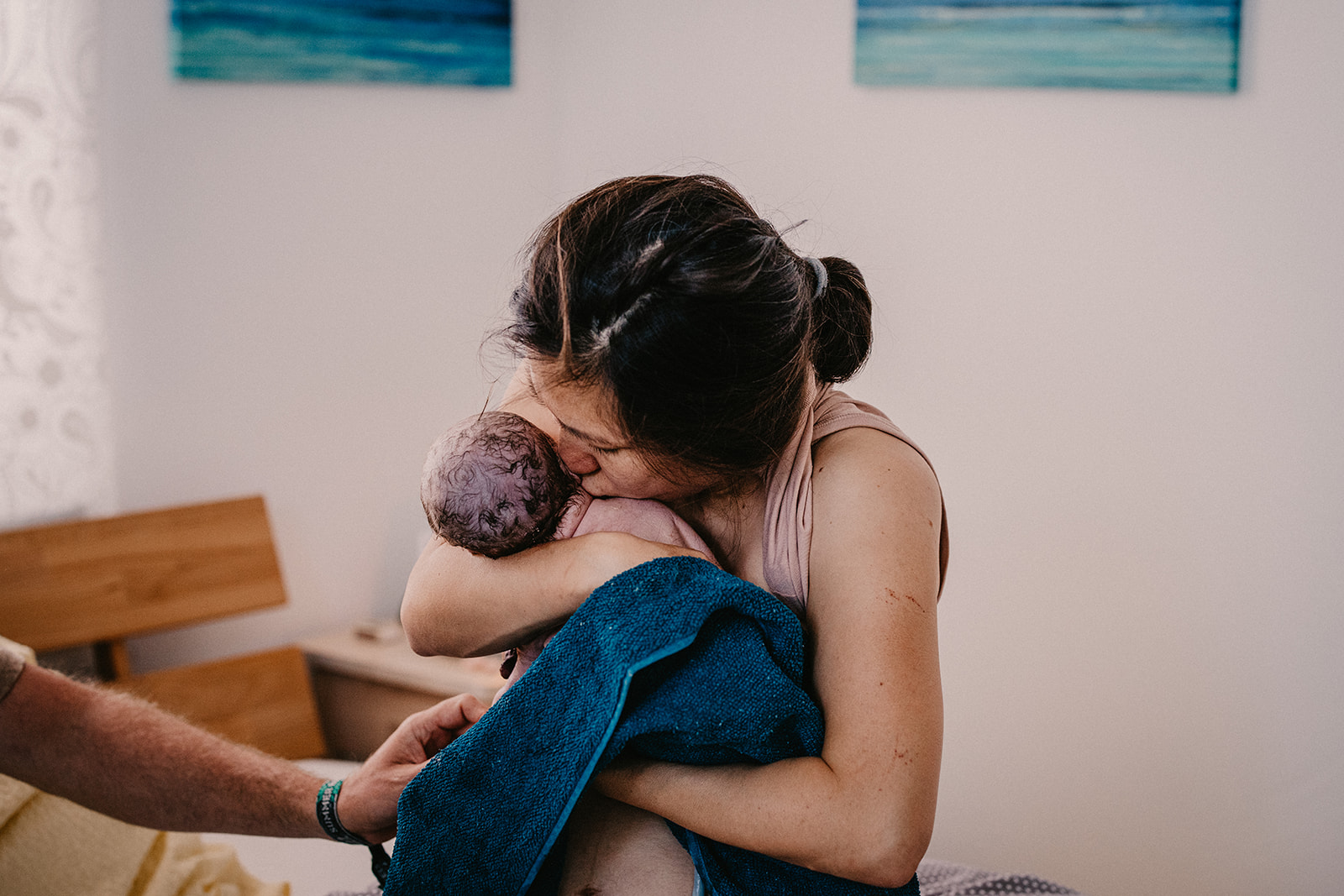 Mama küsst ihr neues Baby das erste Mal nach der Geburt Geburtsfotografie Shalynn Crawford Tübingen